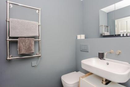 Modern & Spacious 1 Bedroom Apartment in London - image 14