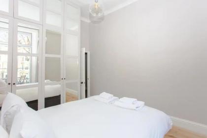Modern & Spacious 1 Bedroom Apartment in London - image 17