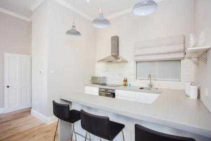 Modern & Spacious 1 Bedroom Apartment in London - image 18