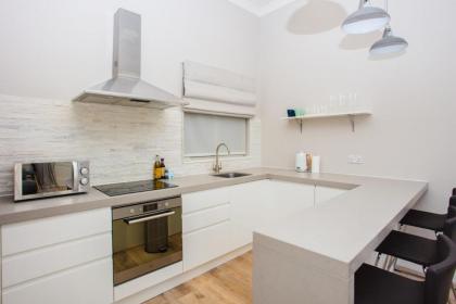 Modern & Spacious 1 Bedroom Apartment in London - image 5