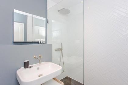 Modern & Spacious 1 Bedroom Apartment in London - image 6