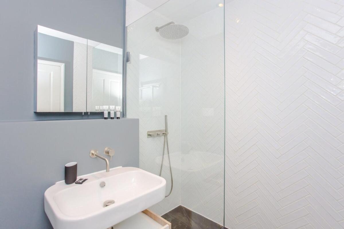 Modern & Spacious 1 Bedroom Apartment in London - image 6