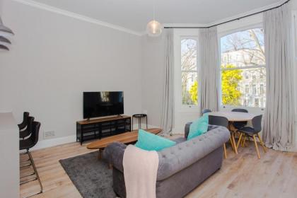 Modern & Spacious 1 Bedroom Apartment in London - image 8