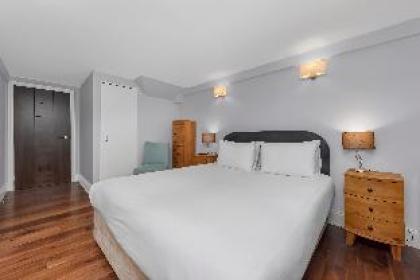 Spacious two bedroom apartment with private patio - image 10