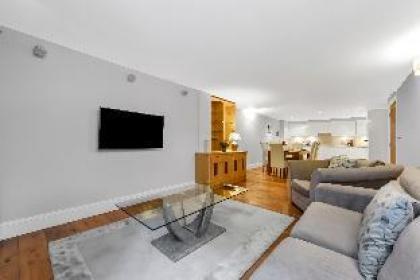 Spacious two bedroom apartment with private patio - image 11