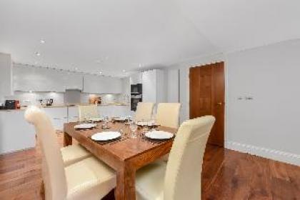 Spacious two bedroom apartment with private patio - image 12
