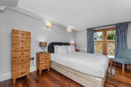 Spacious two bedroom apartment with private patio - image 13