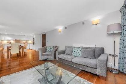 Spacious two bedroom apartment with private patio - image 14