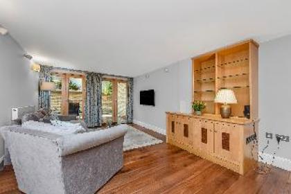 Spacious two bedroom apartment with private patio - image 15