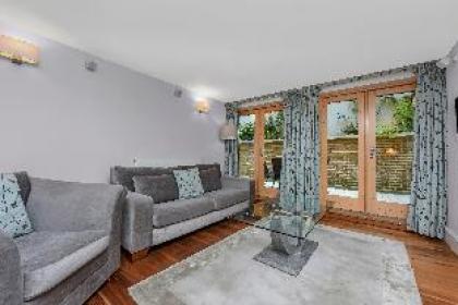Spacious two bedroom apartment with private patio - image 16