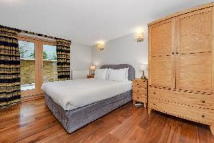 Spacious two bedroom apartment with private patio - image 17