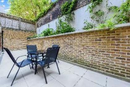 Spacious two bedroom apartment with private patio - image 18