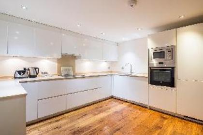 Spacious two bedroom apartment with private patio - image 2