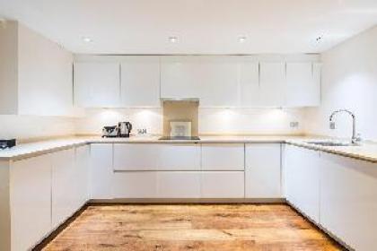 Spacious two bedroom apartment with private patio - image 3