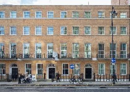 Spacious two bedroom apartment with private patio - image 5