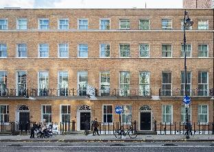 Spacious two bedroom apartment with private patio - image 5