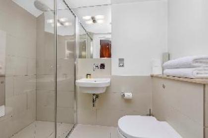 Spacious two bedroom apartment with private patio - image 8