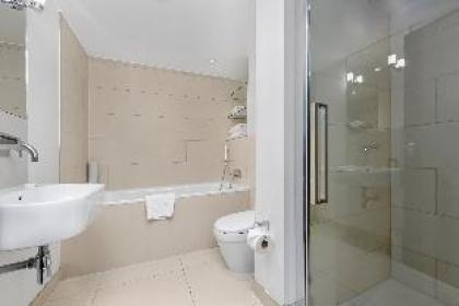 Spacious two bedroom apartment with private patio - image 9