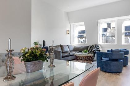 Lovely Newly-Renovated 3 Bedroom Apartment in Fulham London