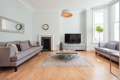 Stunning Home near Earl's Court by UndertheDoormat - image 11