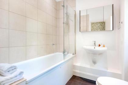 Stunning Home near Earl's Court by UndertheDoormat - image 23