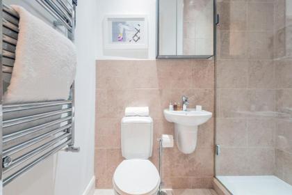 Stunning Home near Earl's Court by UndertheDoormat - image 24