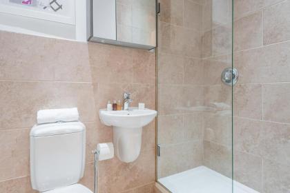 Stunning Home near Earl's Court by UndertheDoormat - image 25