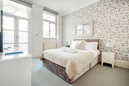Stunning Home near Earl's Court by UndertheDoormat - image 3