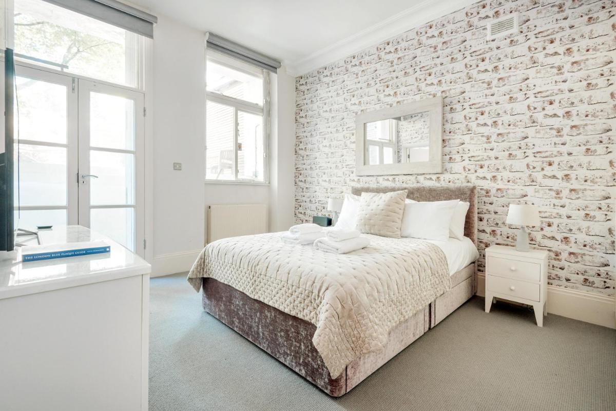 Stunning Home near Earl's Court by UndertheDoormat - image 3
