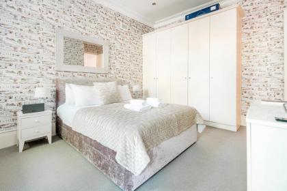 Stunning Home near Earl's Court by UndertheDoormat - image 6