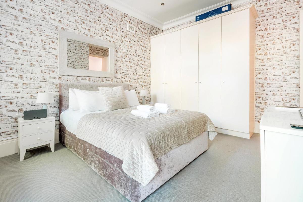 Stunning Home near Earl's Court by UndertheDoormat - image 6