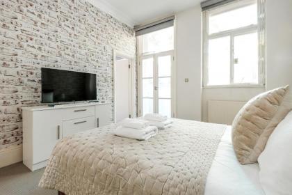 Stunning Home near Earl's Court by UndertheDoormat - image 8