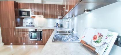 Two Bed Serviced Apt in Old Street - image 4