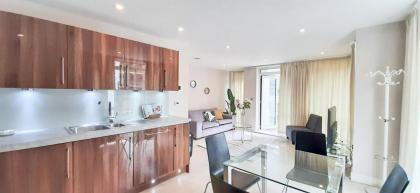 Two Bed Serviced Apt in Old Street - image 5