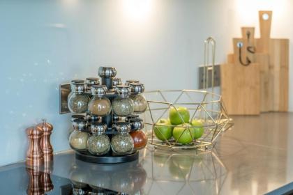 Luxurious Spacious 2Bed Flat in Canary Wharf w/views of River Thames - image 10