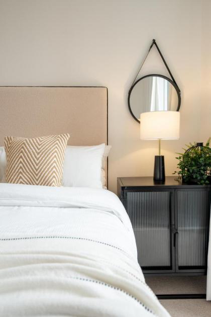 Luxurious Spacious 2Bed Flat in Canary Wharf w/views of River Thames - image 16