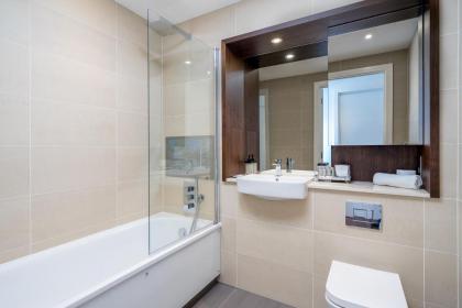 Luxurious Spacious 2Bed Flat in Canary Wharf w/views of River Thames - image 18
