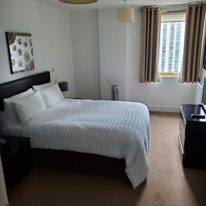 Captivating 2-Bed Apartment in Canary Wharf london - image 22