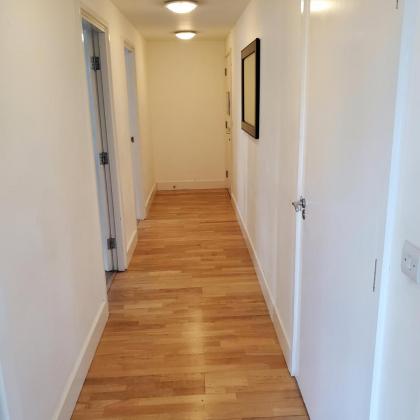 Captivating 2-Bed Apartment in Canary Wharf london - image 23