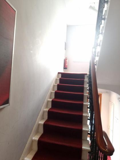 F405-Comfy Studio for 1 near Hyde Park - image 11