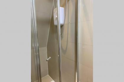 F405-Comfy Studio for 1 near Hyde Park - image 6