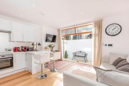 2 bed garden flat with air con by Fulham Broadway