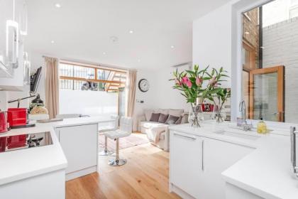2 bed garden flat with air con by Fulham Broadway - image 2