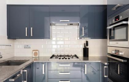 The Heart of Shepherds Bush - Modern 2BDR Apartment with Garden - image 14