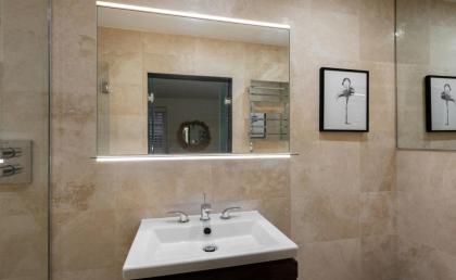 The Heart of Shepherds Bush - Modern 2BDR Apartment with Garden - image 15