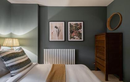 The Heart of Shepherds Bush - Modern 2BDR Apartment with Garden - image 17