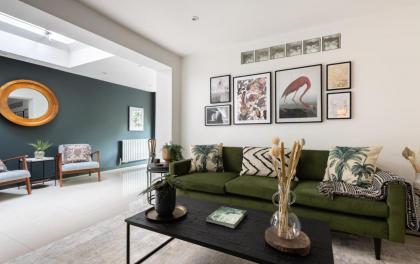 The Heart of Shepherds Bush - Modern 2BDR Apartment with Garden - image 2