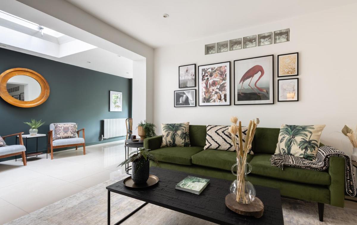 The Heart of Shepherds Bush - Modern 2BDR Apartment with Garden - image 2