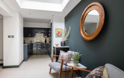 The Heart of Shepherds Bush - Modern 2BDR Apartment with Garden - image 20