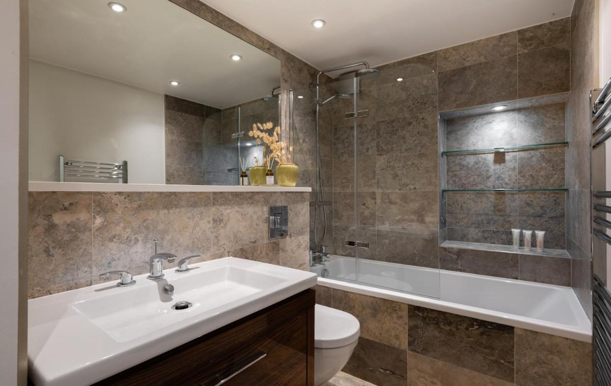 The Heart of Shepherds Bush - Modern 2BDR Apartment with Garden - image 4